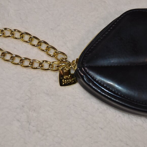 Betsey Johnson black lips wristlet, shiny black vegan leather with gold chain - Picture 2 of 12